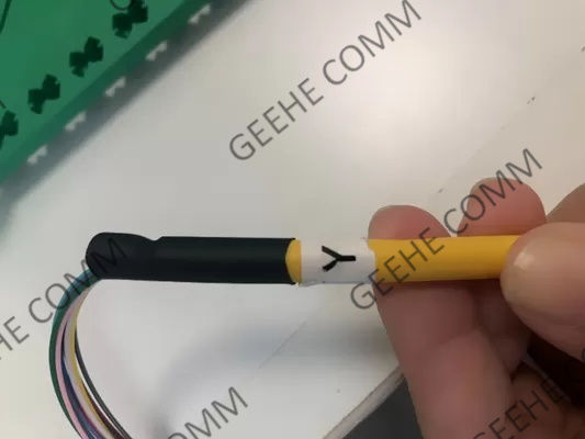 単一モードSC UPCのファン・アウト12中心の繊維光学PLCのディバイダー0.9mmのラック マウント